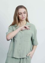 ⁦قميص نسائي سادة بأكمام قصيرة⁩ - الصورة ⁦2⁩