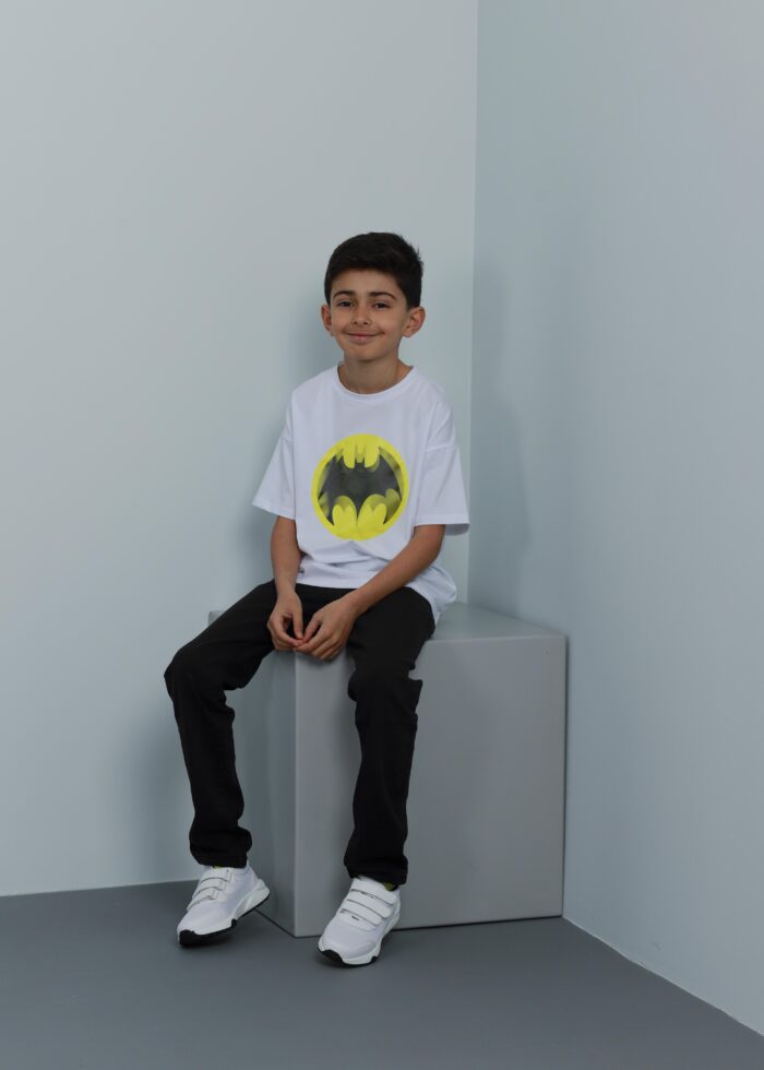 ⁦تيشيرت أطفال ولادي بطباعة تصميم باتمان⁩ - الصورة ⁦1⁩