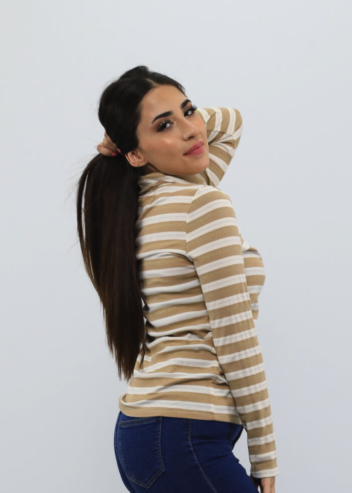 ⁦بلوزة ضيقة و مخططة⁩ - الصورة ⁦3⁩