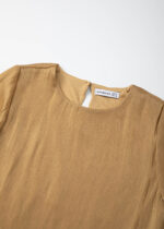 ⁦بلوزة نسائي بنسيج لامع⁩ - الصورة ⁦2⁩