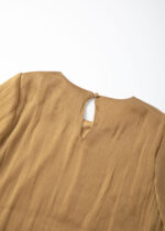 ⁦بلوزة نسائي بنسيج لامع⁩ - الصورة ⁦5⁩