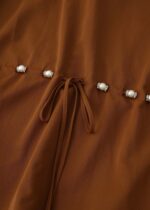 ⁦فستان نسائي طويل مزين باللؤلؤ⁩ - الصورة ⁦3⁩