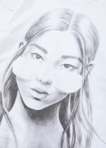 ⁦تيشيرت نسائي بطباعة رسمة بنت⁩ - الصورة ⁦4⁩