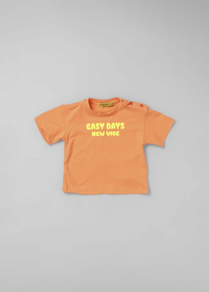 ⁦تيشيرت أطفال بيبي ولادي بطباعة "Easy Days New Vibe"⁩ - الصورة ⁦1⁩