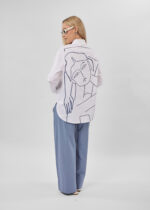 ⁦قميص نسائي بتصميم مطبوع⁩ - الصورة ⁦2⁩