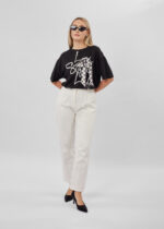 ⁦تيشيرت نسائي مزين في ربطة⁩ - الصورة ⁦2⁩