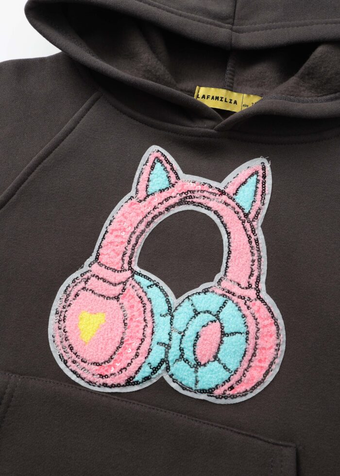 ⁦Kids Girl Beaded Embroidery Headphone Design Hoodie⁩ - الصورة ⁦3⁩
