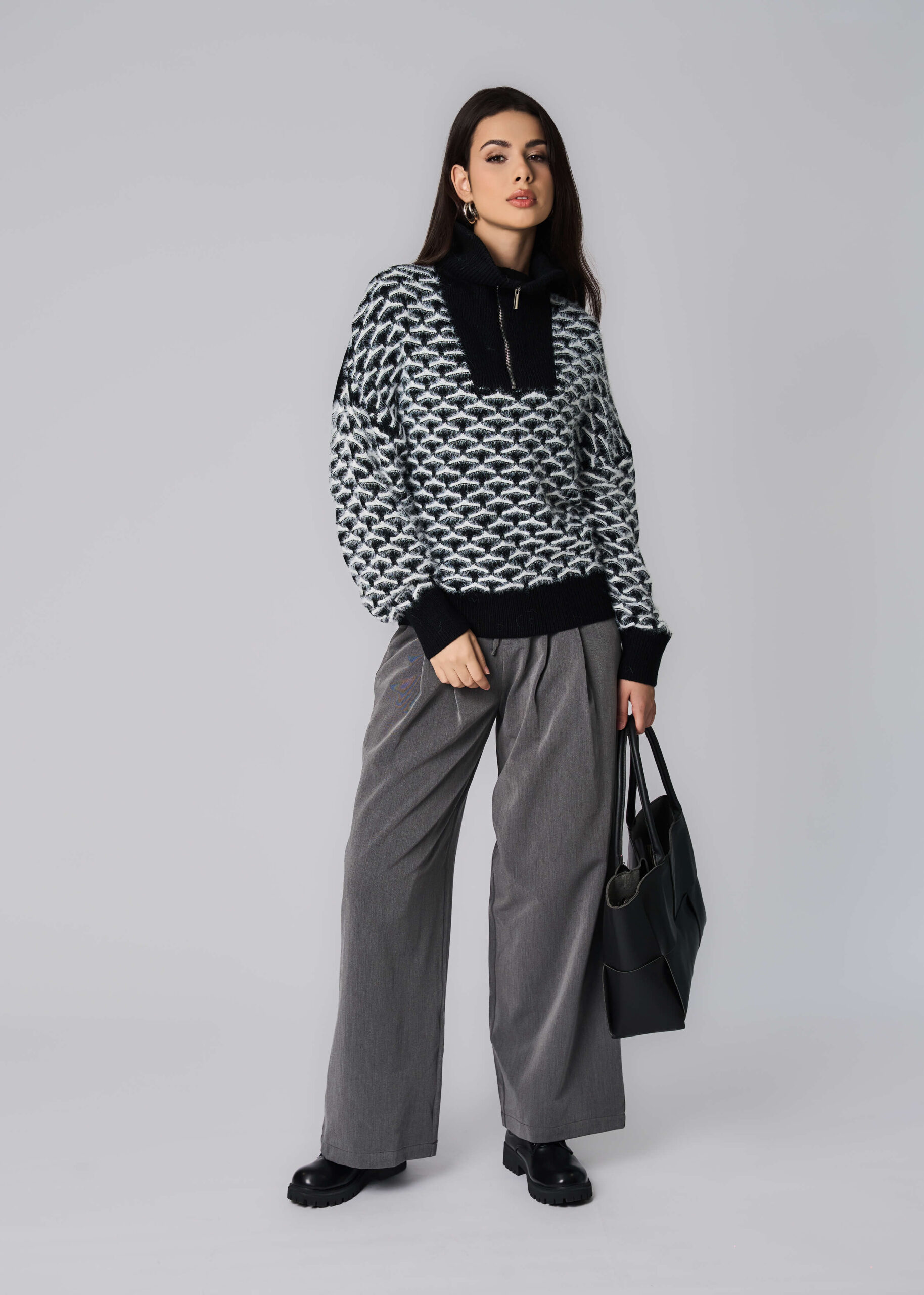 6225216025901-x بلوزة نسائي بنسيج محبوك وبري بنقش - الصورة 1